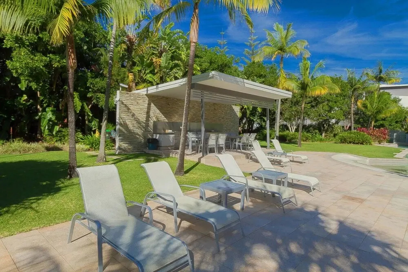 Drift North #2 - Swim up Apartment