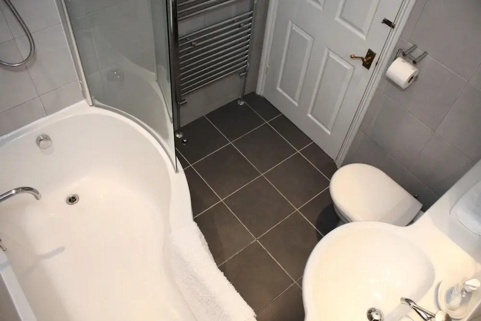 Spacious Homestay With Parking