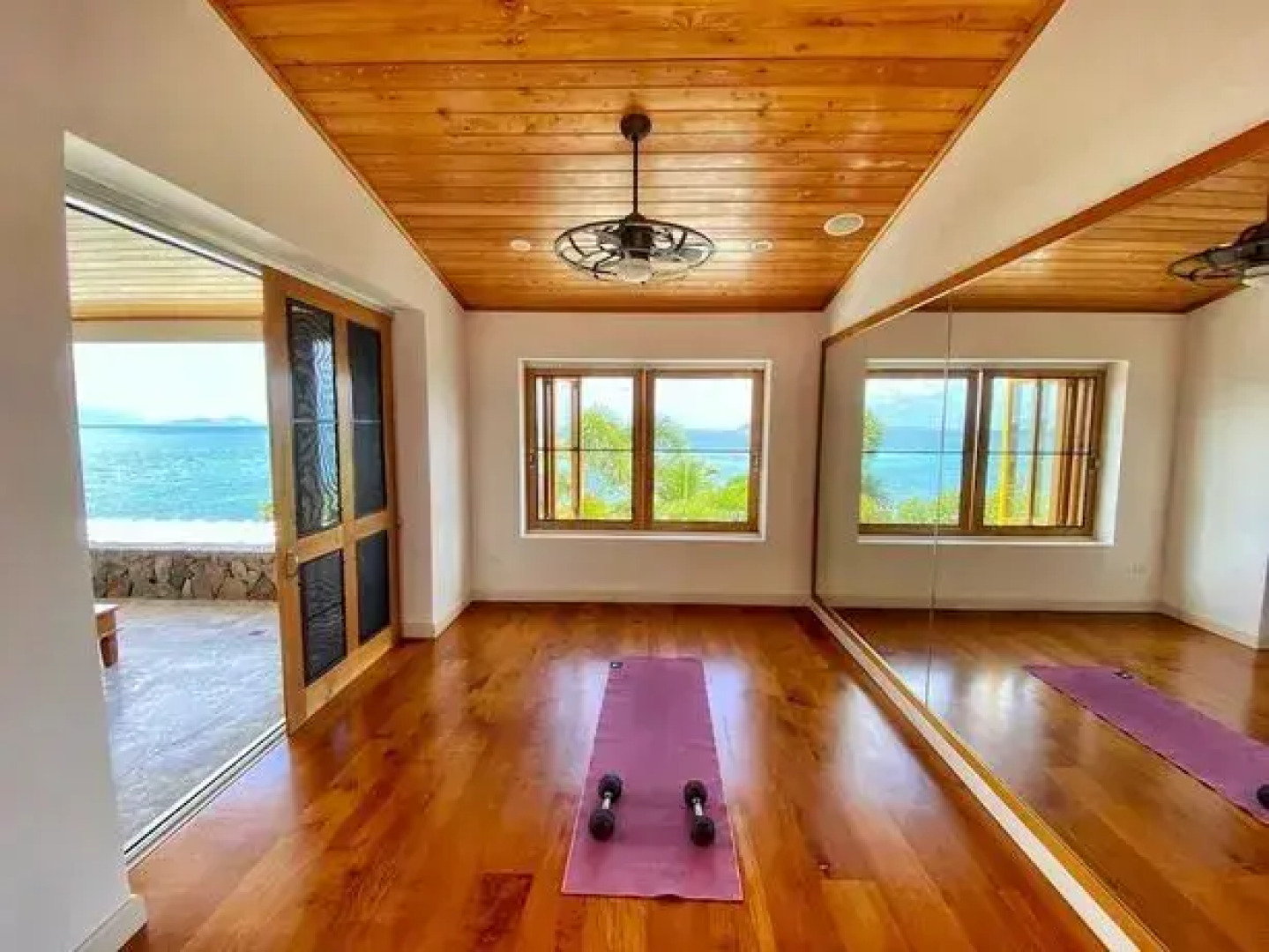 Luxury 7BR Waterfront Villa w Instaviews Boat