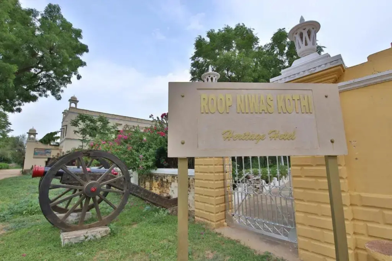 Roop Niwas Kothi, Near Mandawa