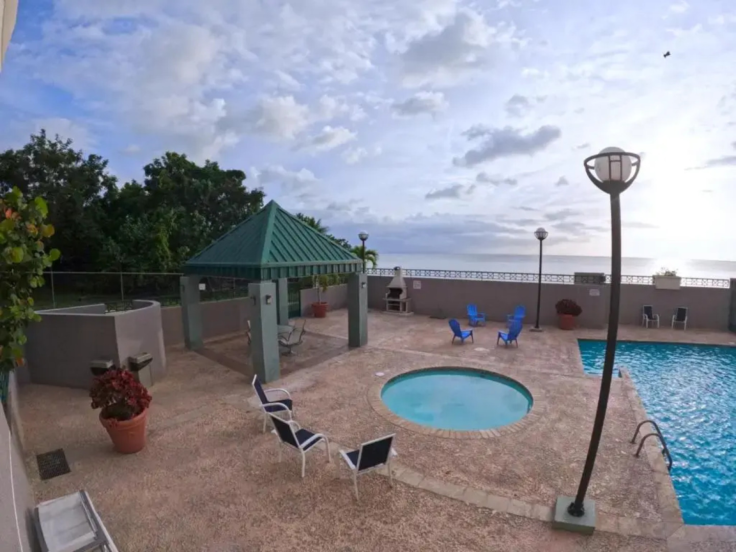 In Joyuda Beach, Apartment with Pool & Basketball Court