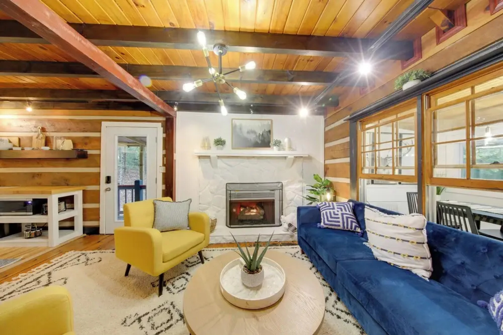 Charming Blue Ridge Mountain Cabin w/ Hot Tub