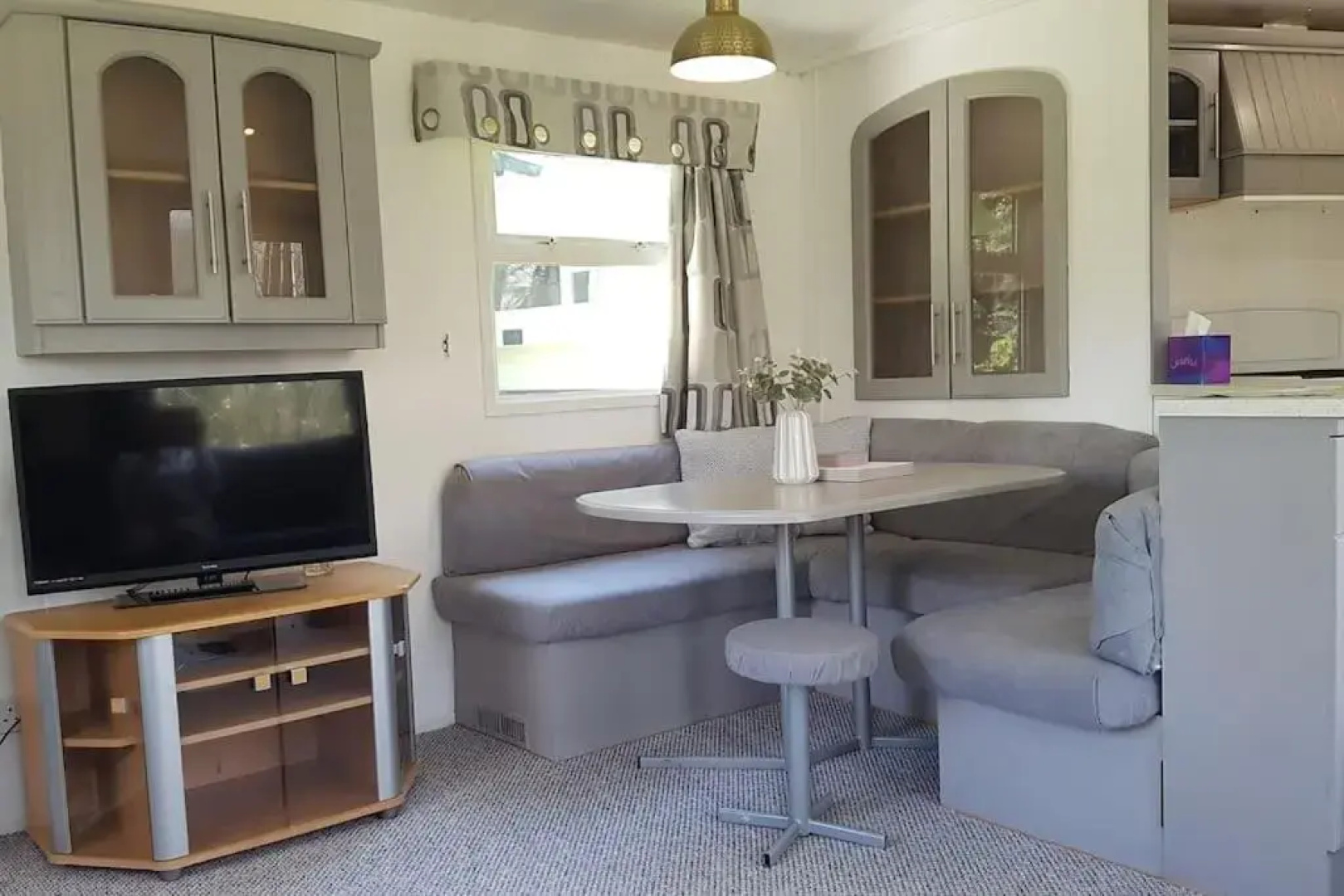 3 Bedroom Caravan with On-Site Pool, Island View 6