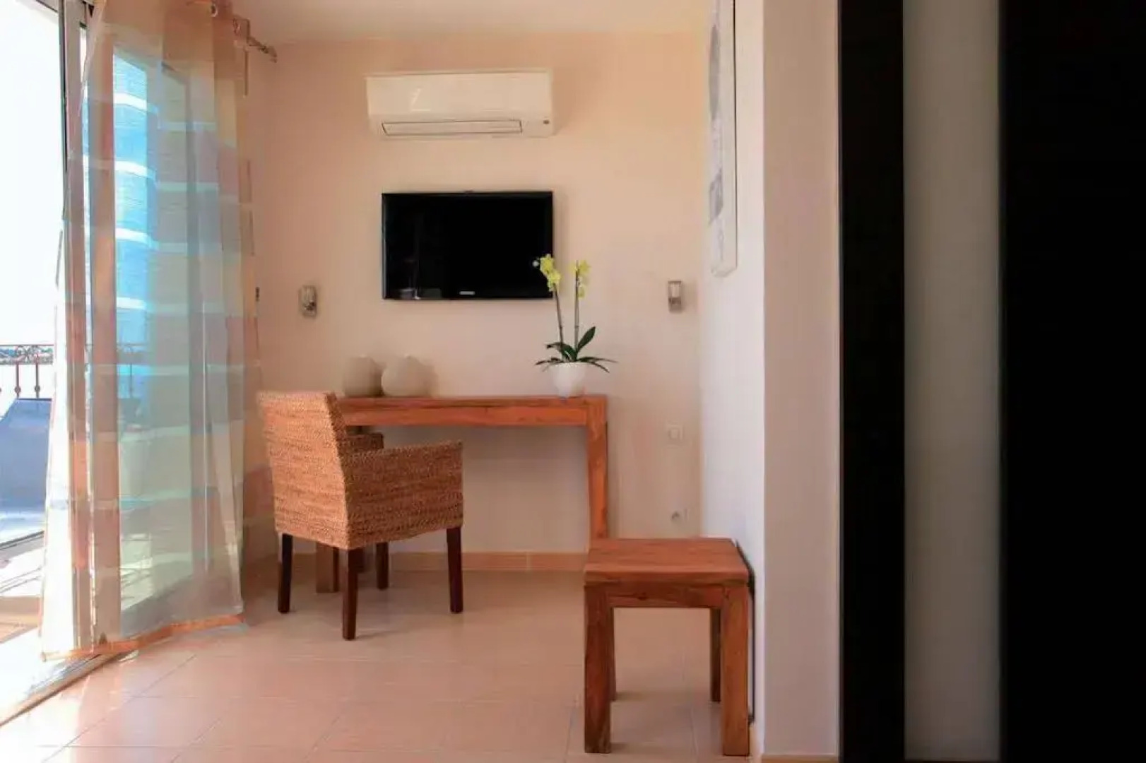 Hotel De La Pyramide