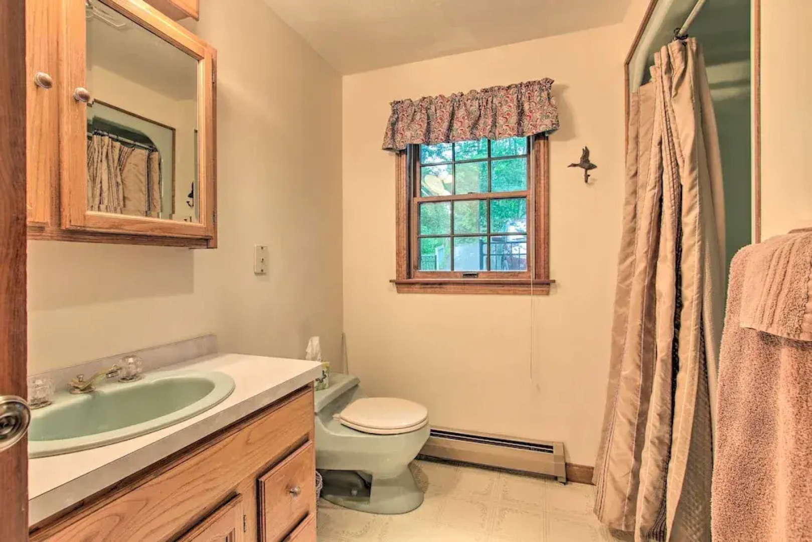 Waterfront New England House on Wickaboag Lake!