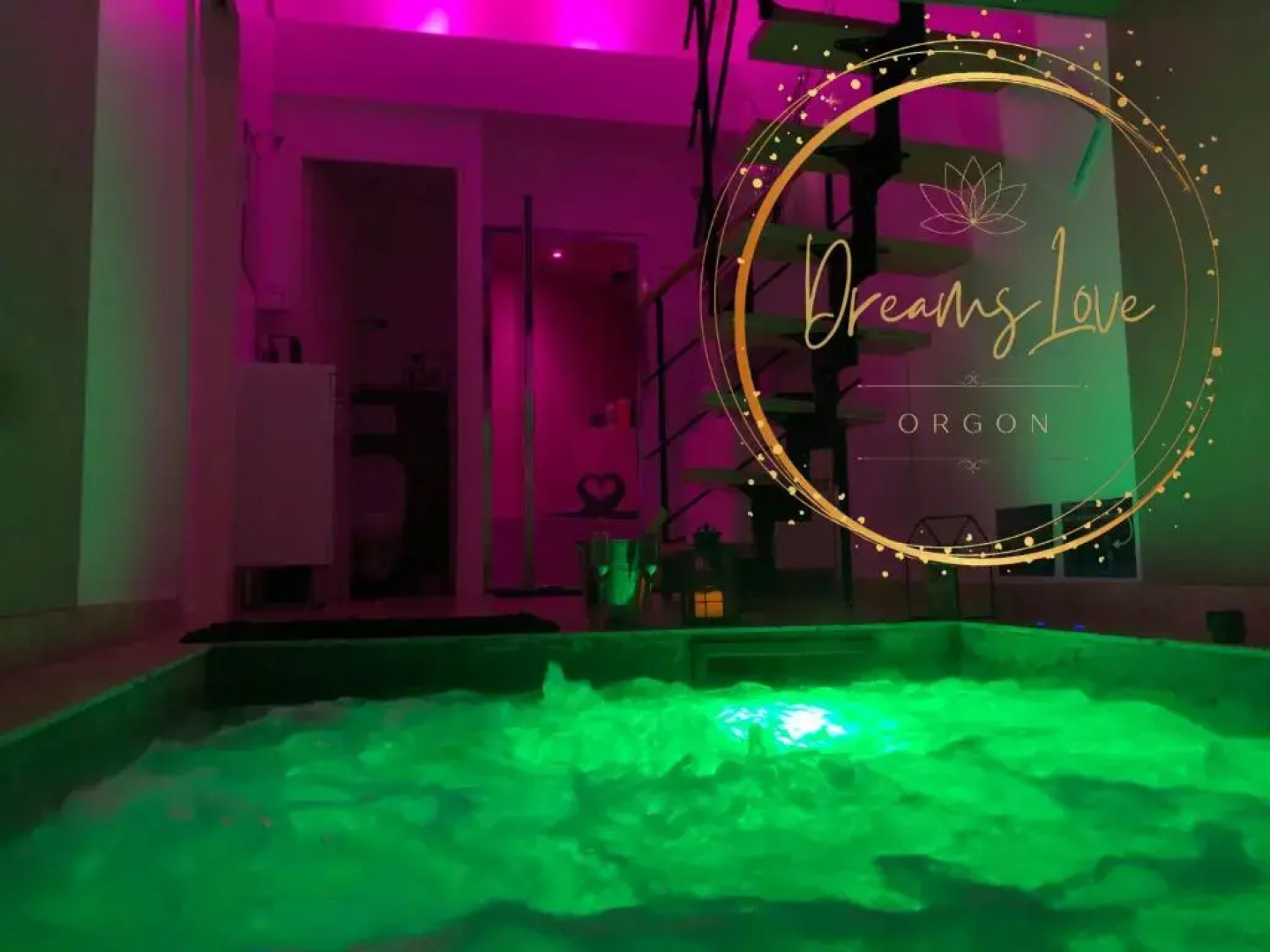 Appartement Love room avec jacuzzi et hammam privatisé Lieu insolite en amoureux Spa détente assurée avec de doux massages