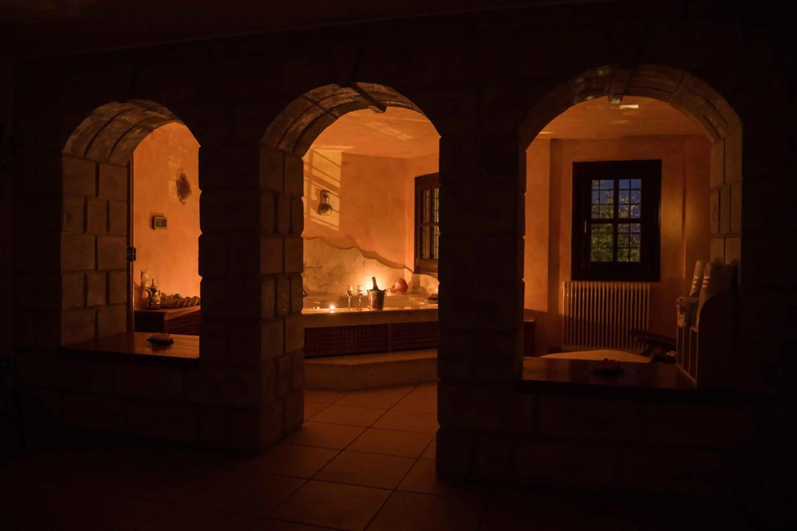 Tranquil Infinity Pool Getaway (private jacuzzi and steam bath, pool, garden, sea and city views)