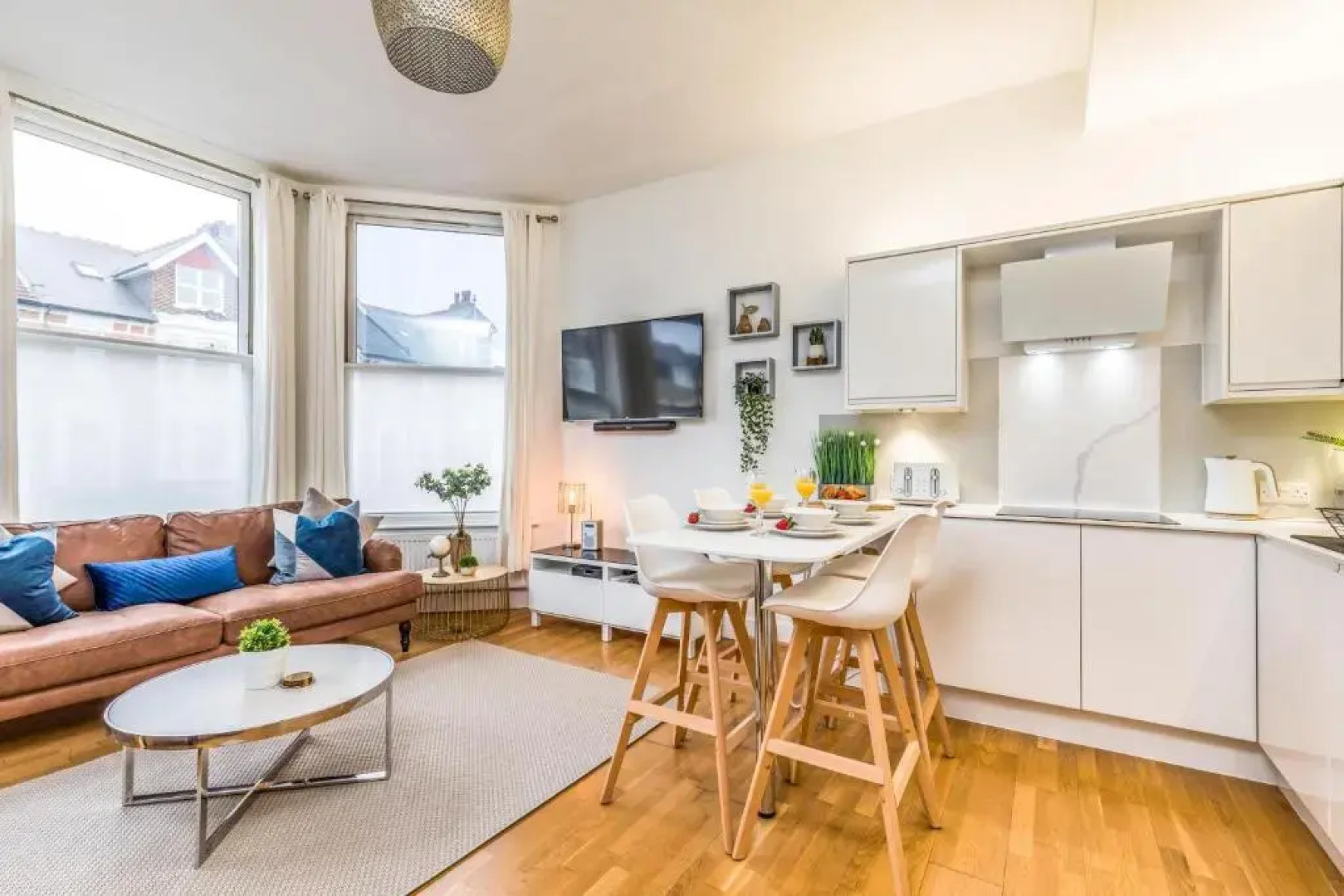 City & Beach at Your Reach - Courtyard & Parking