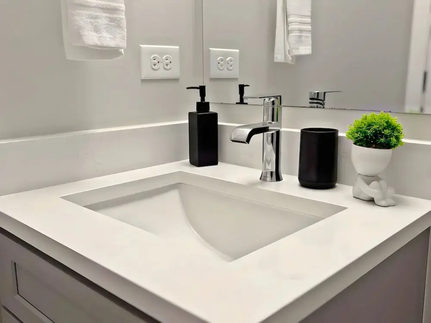Modern 4BR with Parking - WV rep 4