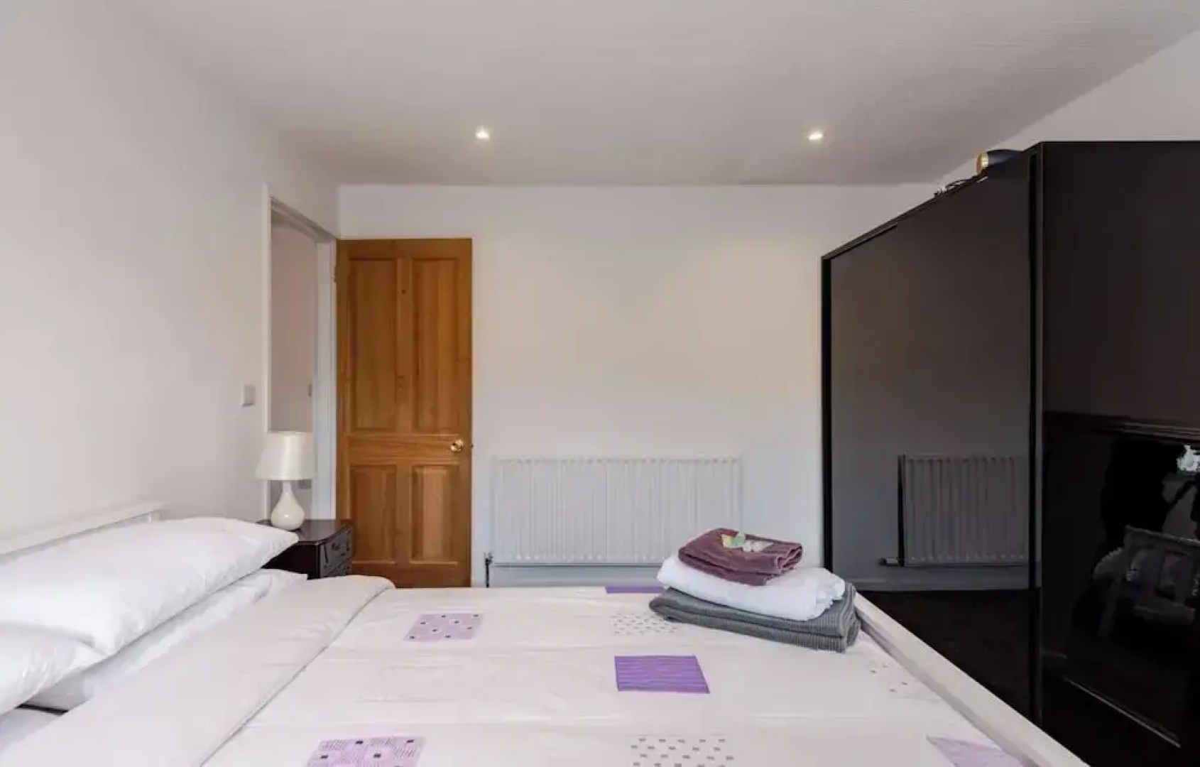 4 bed House - Private Garden - Free Parking
