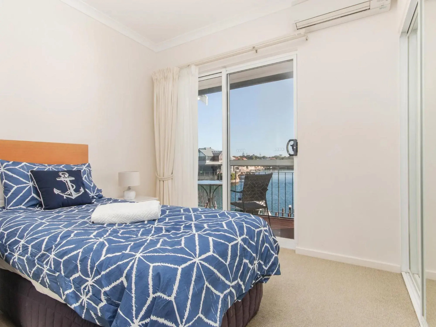 Waters Edge Apartment with Jetty