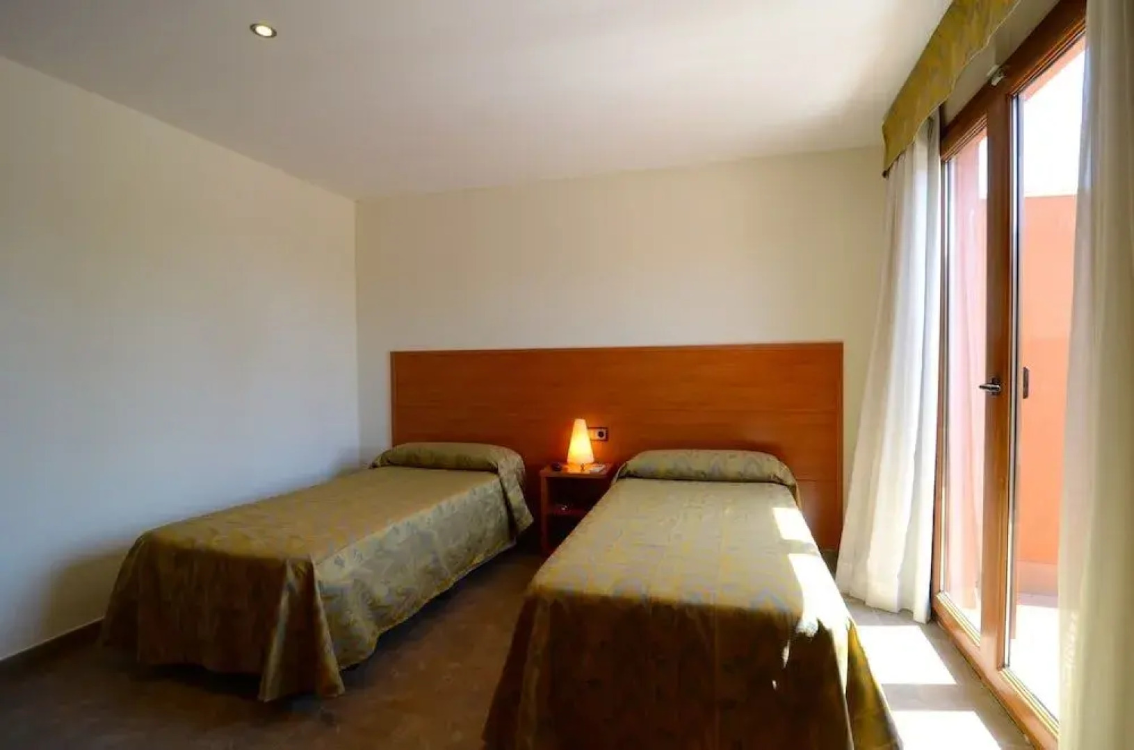 Apartamentos Hostal La Gola