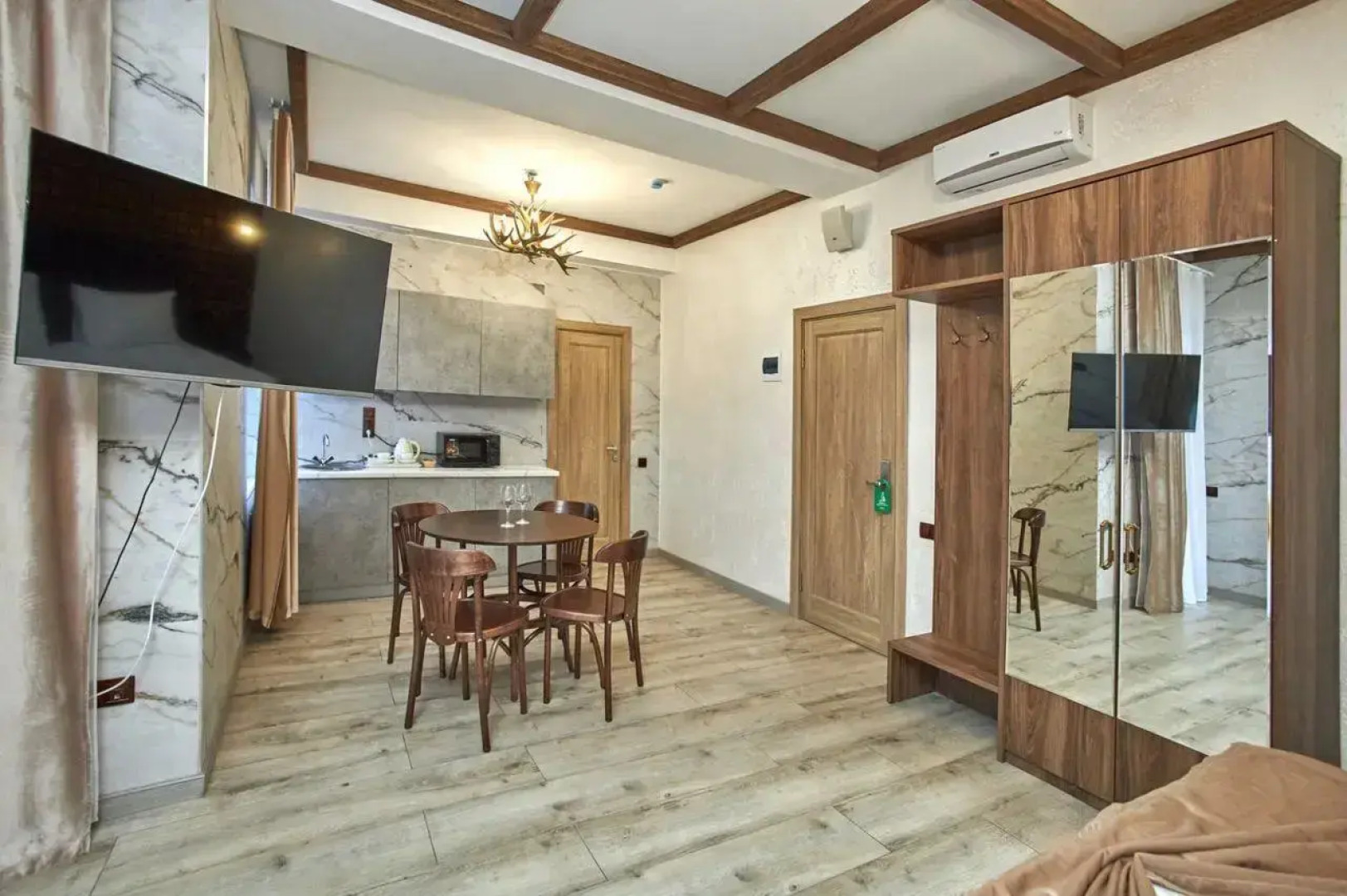 Апартаменты в отеле Red Wood (Ред Вуд)