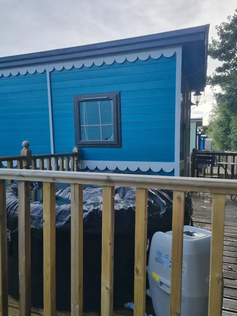 Glamping Hut - Riverview 3
