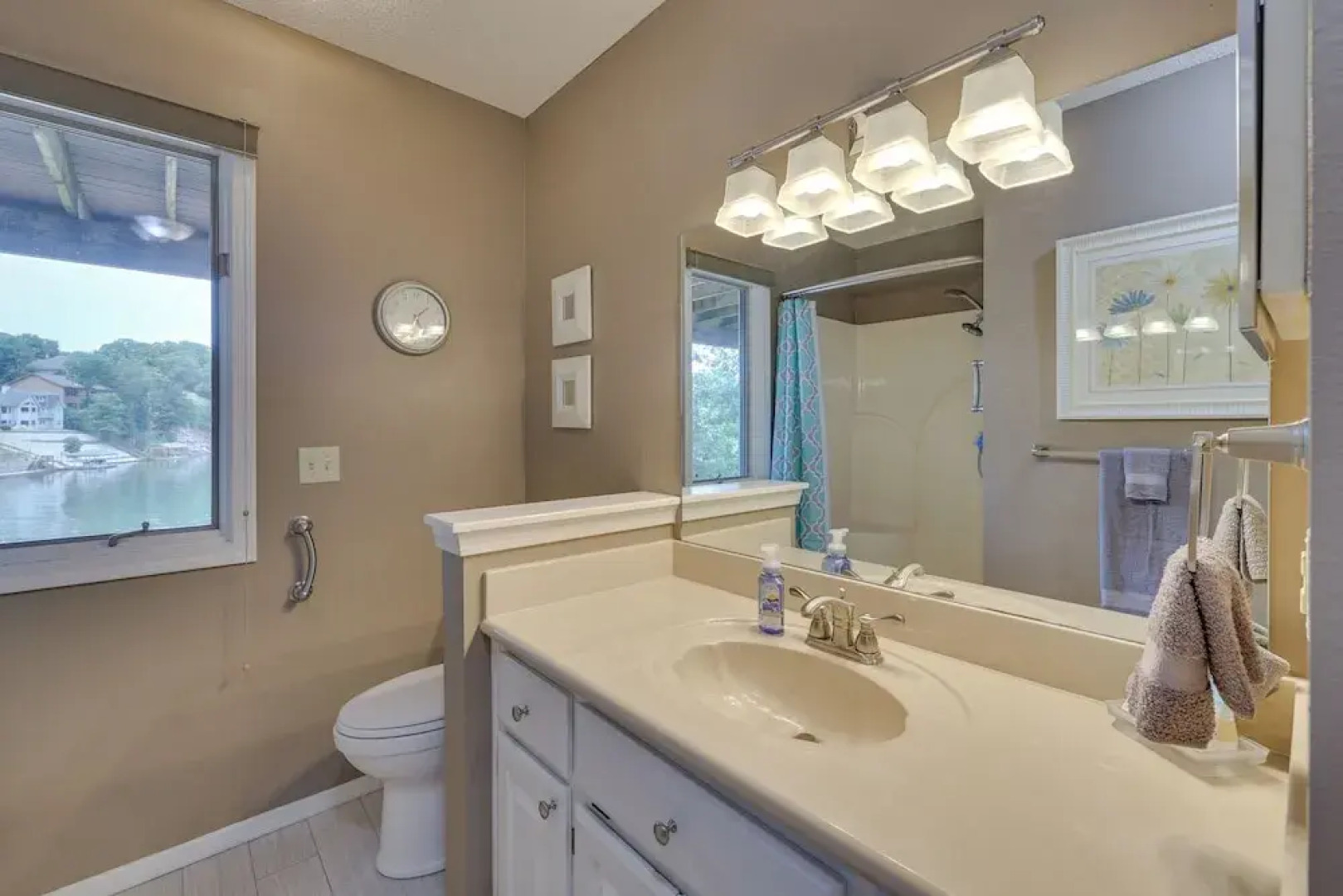 Bella Vista Home w/ Kayaks & Deck on Loch Lomond!