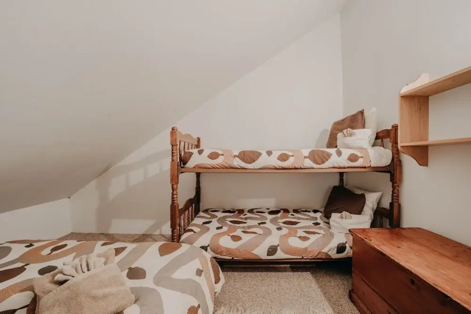 57sw - Fireplace - Wifi -  Sleeps 6 2 Bedroom Home by RedAwning