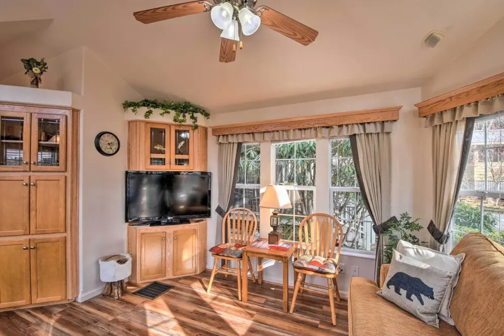 'the Cubs Den' Woodsy Highlands Home: Hike & Ski!