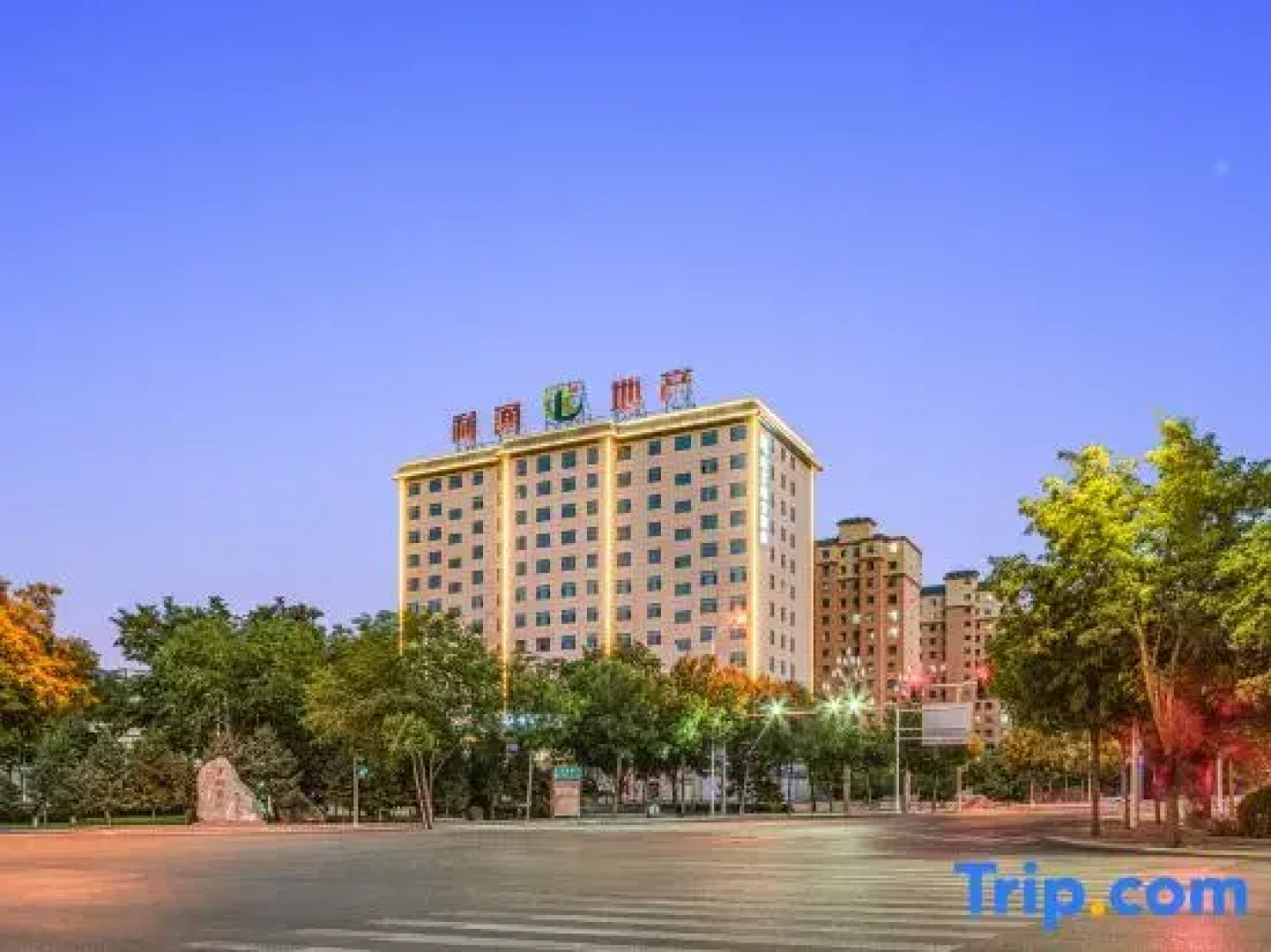 Rezen Longuu Hotel （Wuzhong Two Halls and One Center）