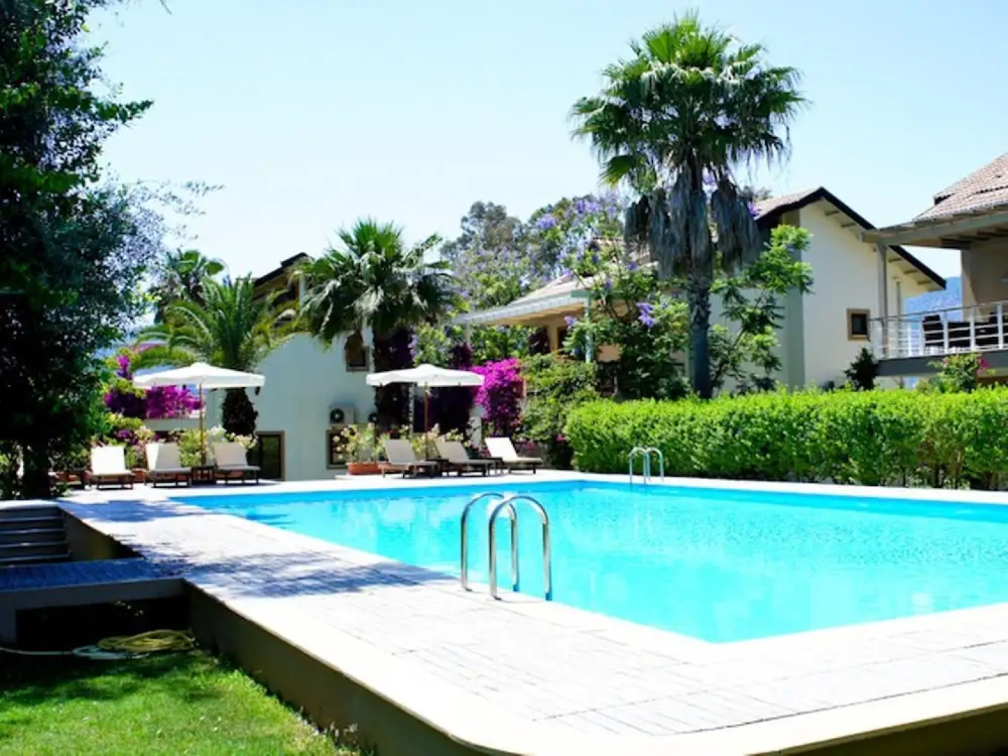 Aquamarine Apartments