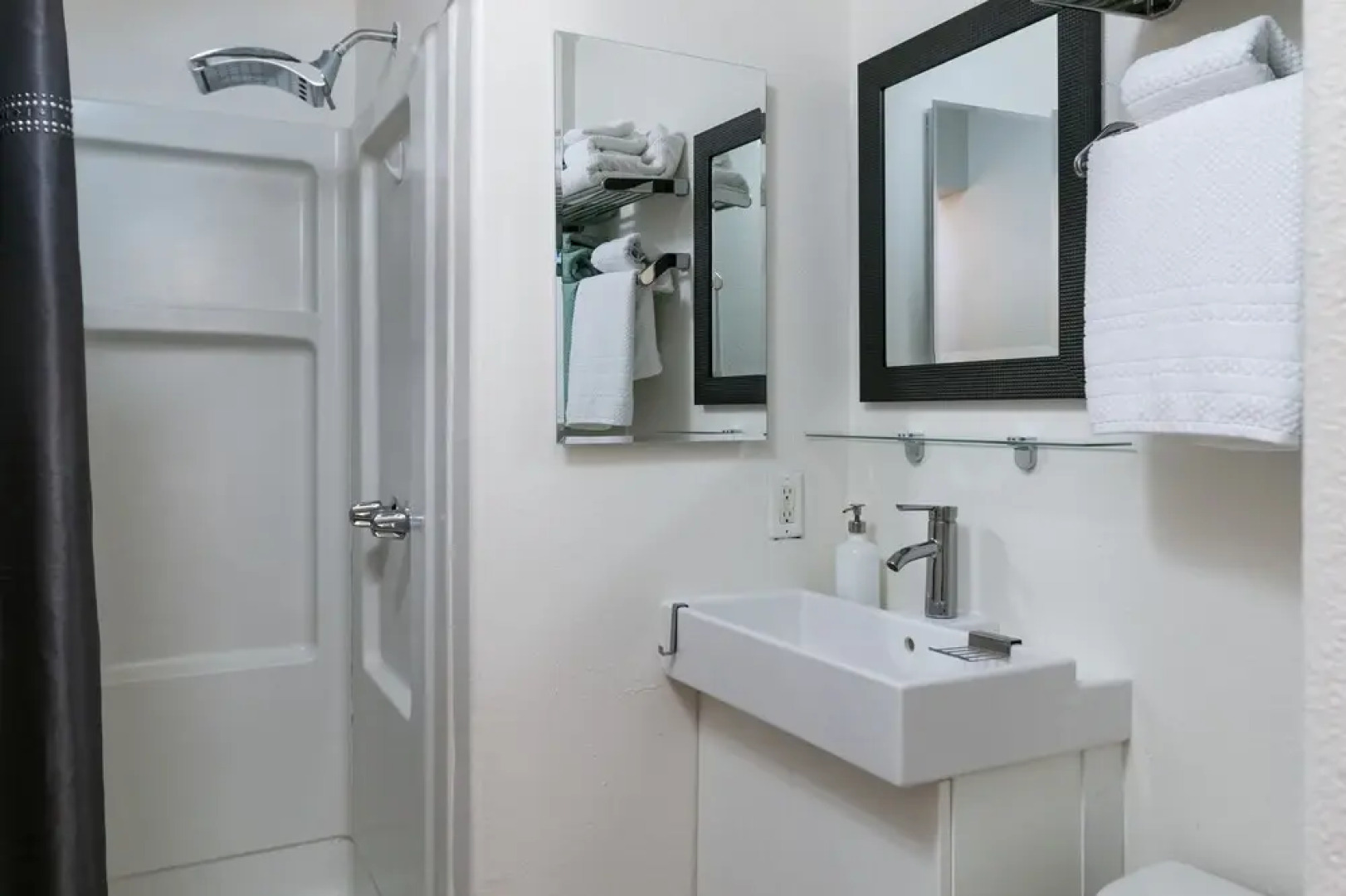 Oak View Studio Near Lake & Ojai - 1 Br apts by RedAwning