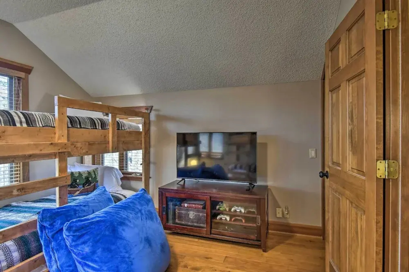 Hot Tub, Grill: Hilltop Log Cabin in Hot Springs!