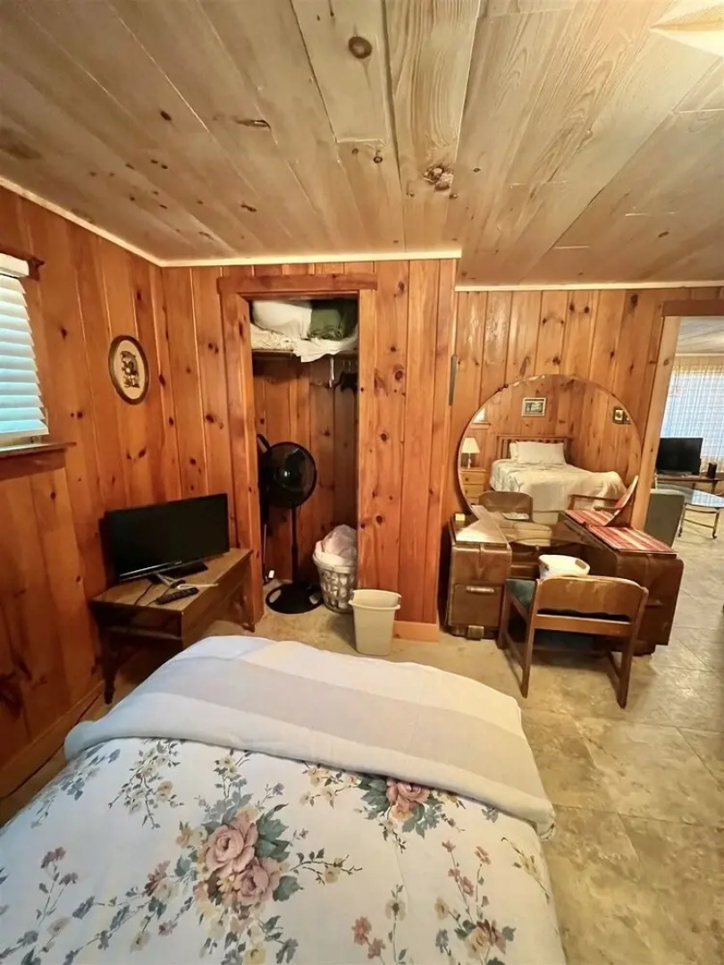 Placyd Pines Limit 8 4 Bedroom Cottage by RedAwning