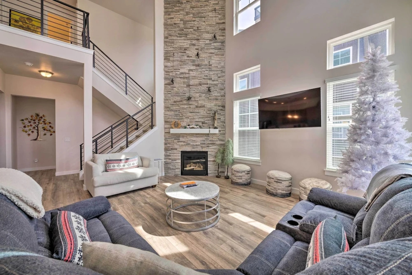 Inviting Hideout Townhome w/ Balcony & Lake Views!