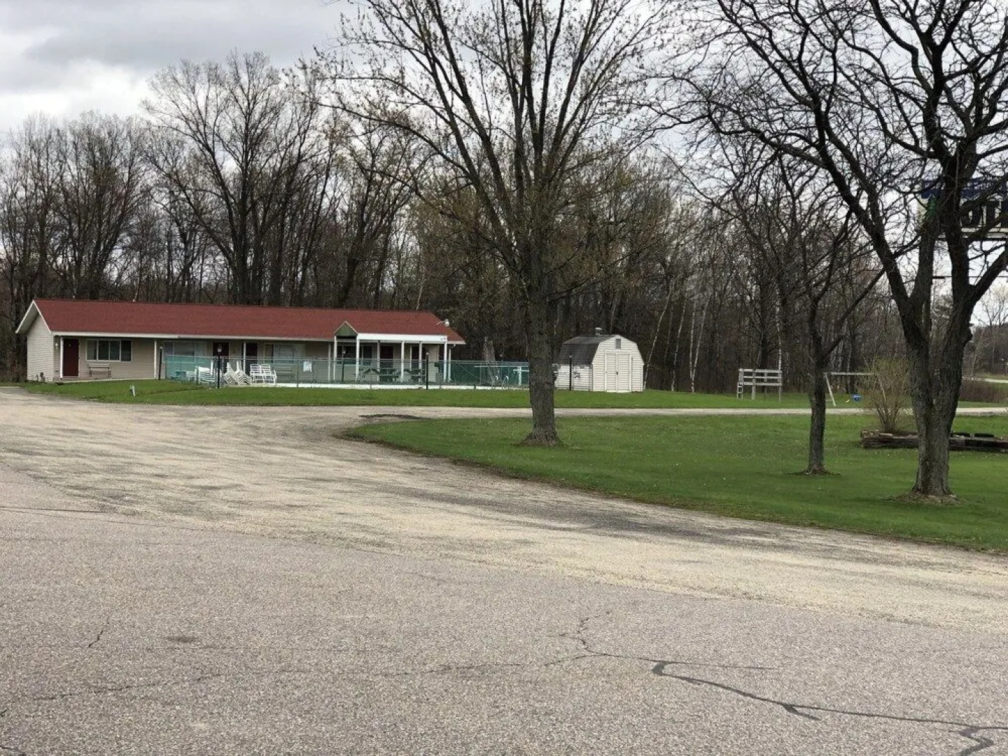 Edge O The Woods Motel