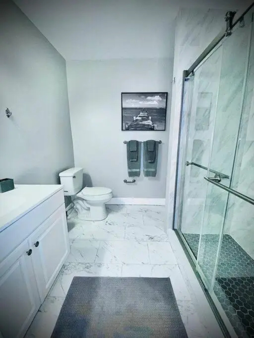 Secret Serenity! Roomy! Pool! 5 min from Beach!