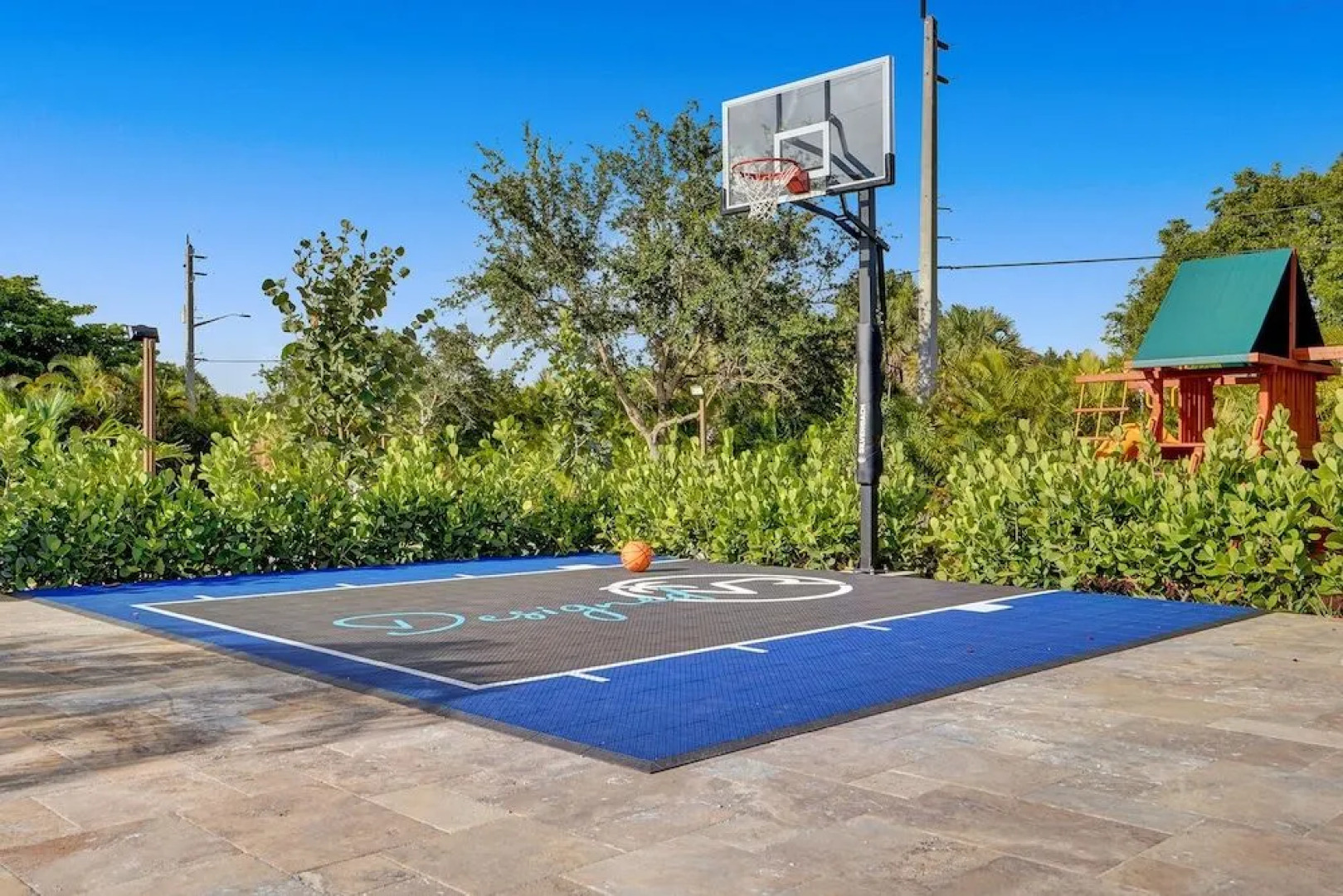 Lavish 8 Br Estate with Pool & Courts