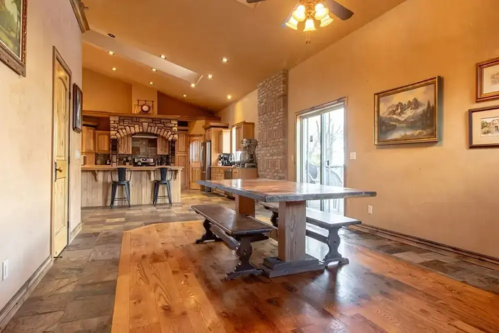 14 Guests 5BR 2BA Game room and Living