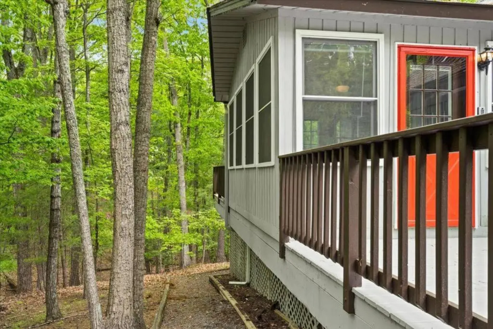 The Gingerbread House: 4 BR chalet, w/ Sunroom/Deck, sleeps 12, modern amenities