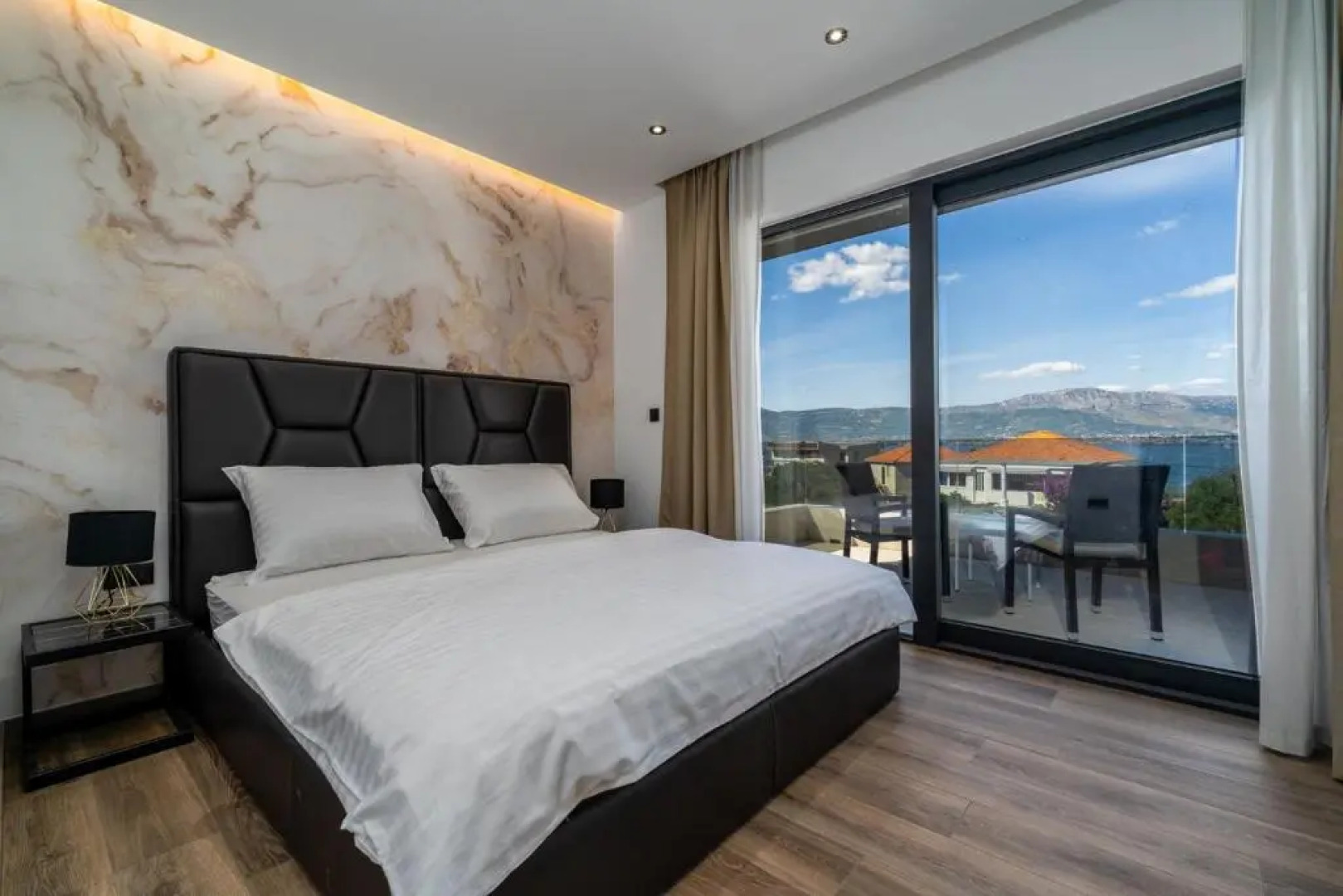 NEW! Villa Lady Maris with heated private pool, 5 en-suite bedrooms, 70m from beach