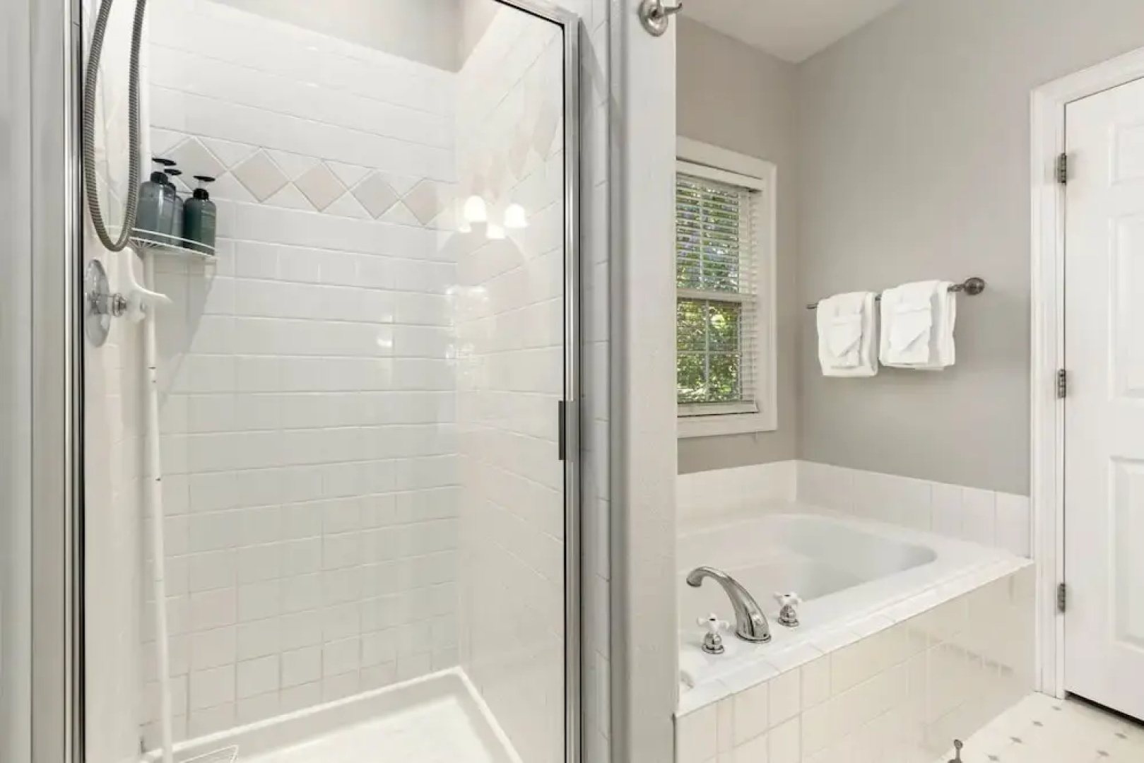 Fabulous Family-friendly Retreat by Windsor Lake!