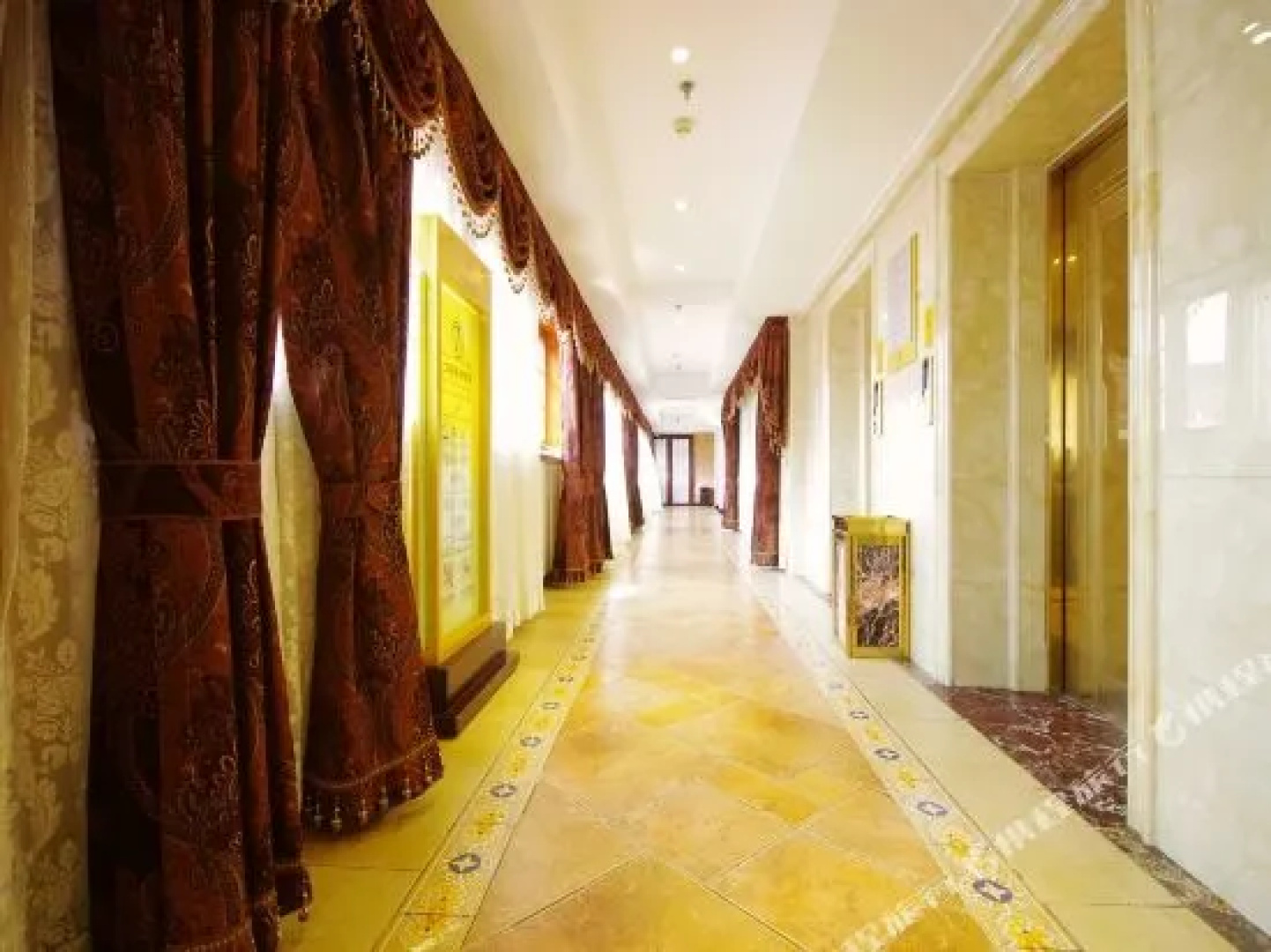 Suining Phoenix Hotel (Chuanshan Mingyue Road Store)