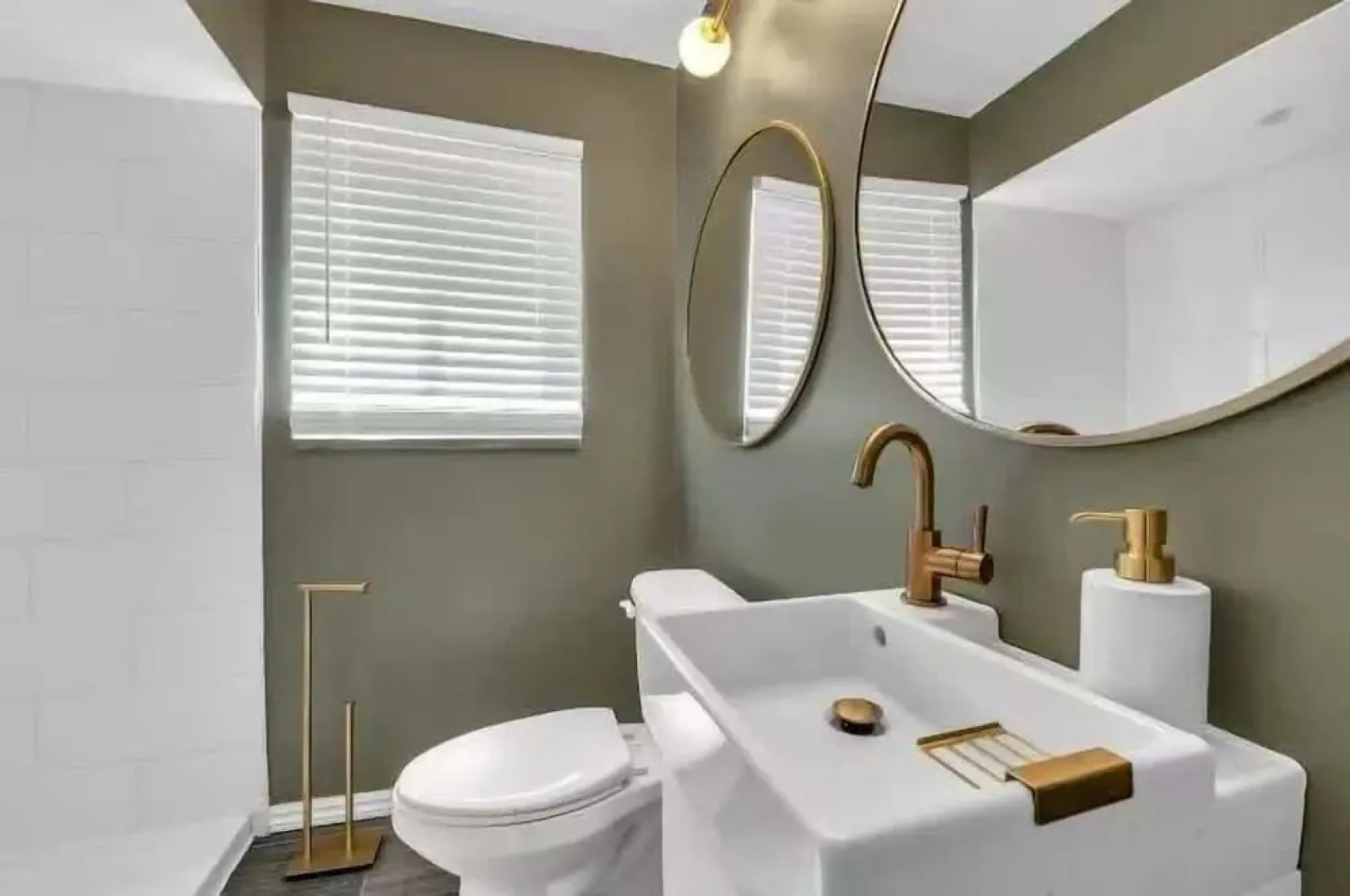 Grosse Pointe/detroit 3br Sleeps 8 Yard 3 Bedroom Home