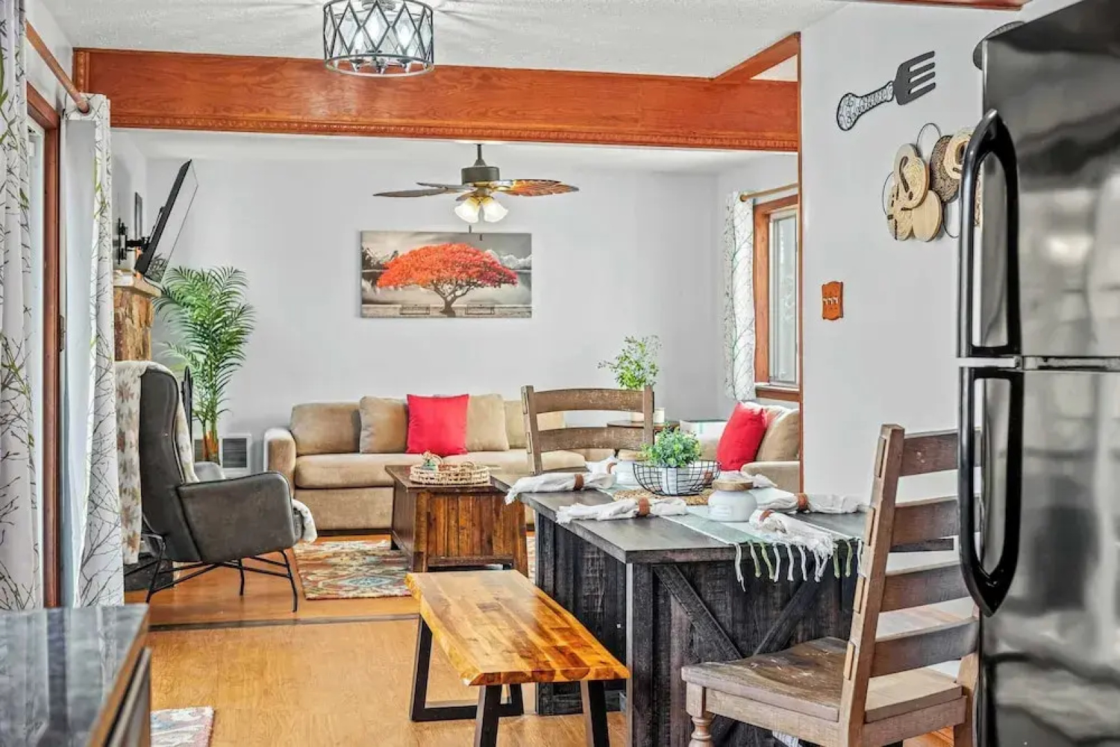 Stylish Renovated Home Open Layout, Coffee Bar + Near Hiking & Waterfalls