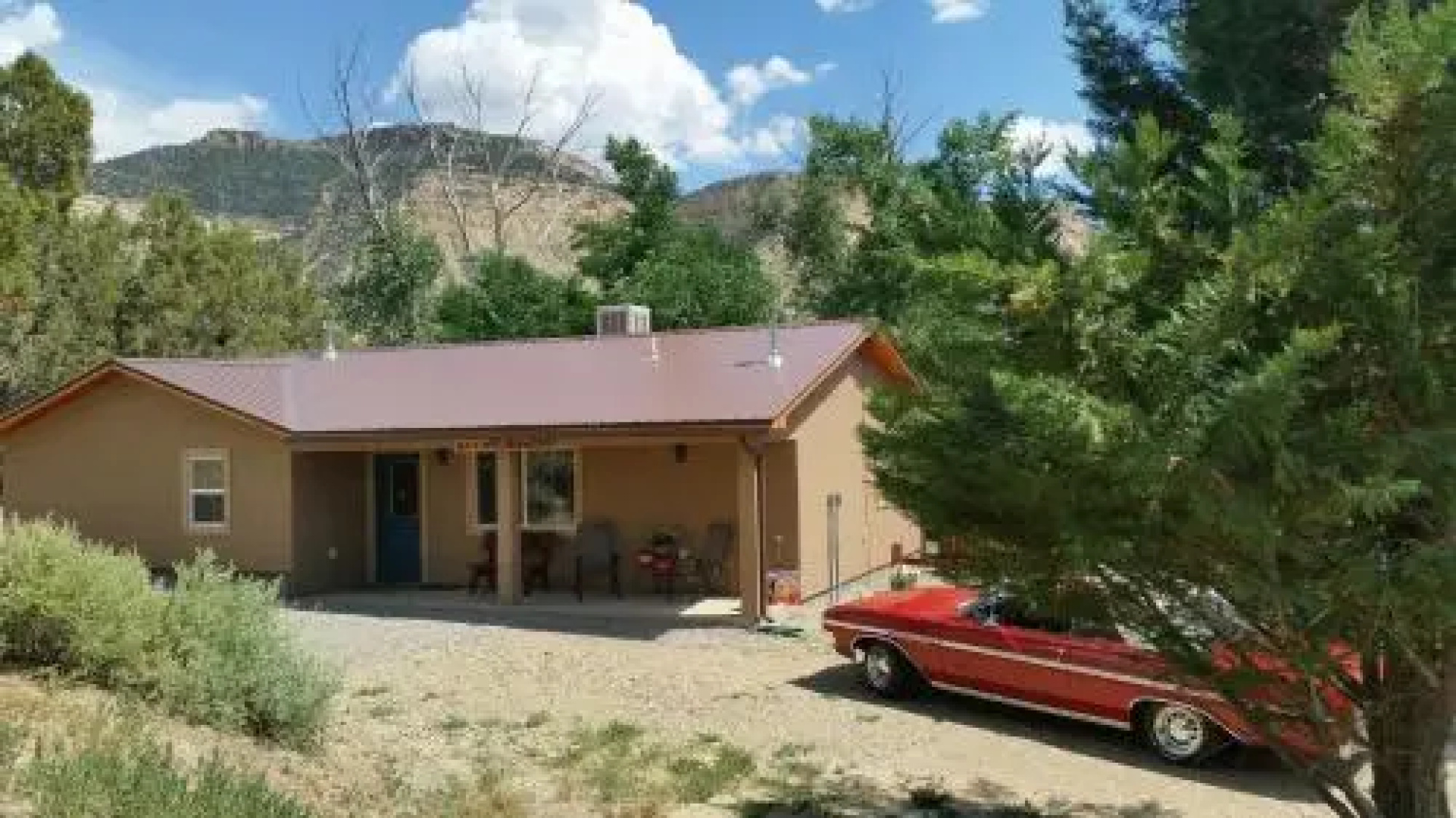 Grizzly Roadhouse Bed & Breakfast and Vacation Rentals