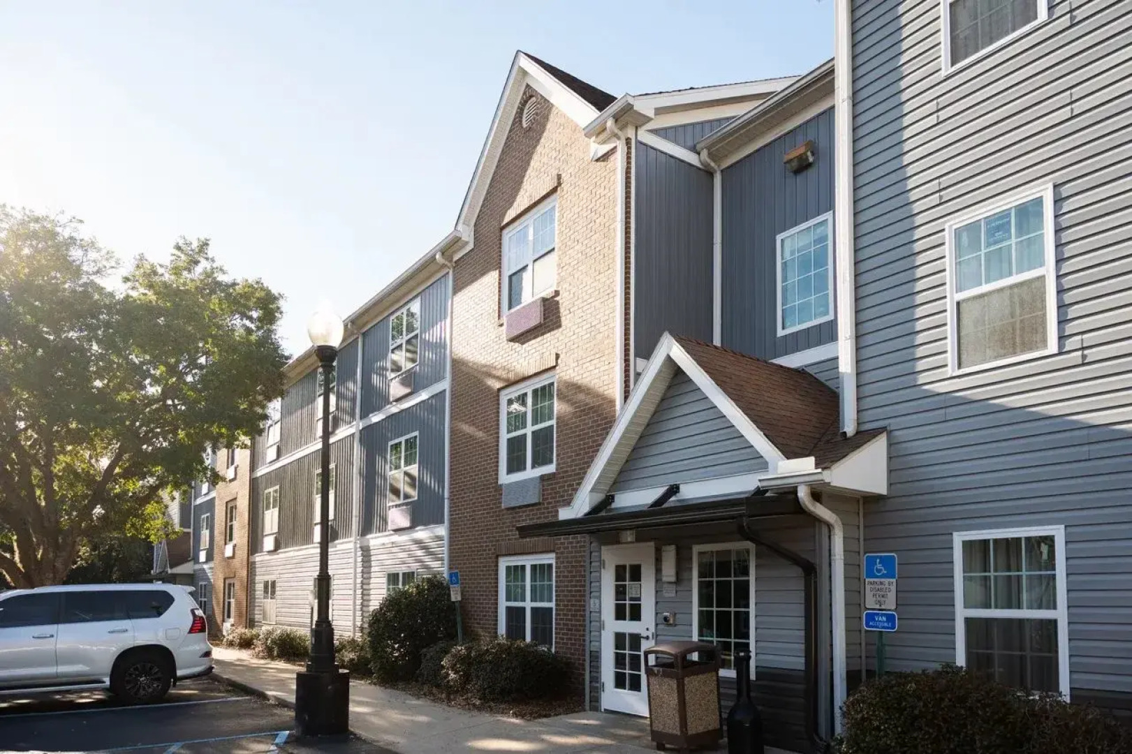 Alluxsuites at 1876, an Ascend Collection Hotel