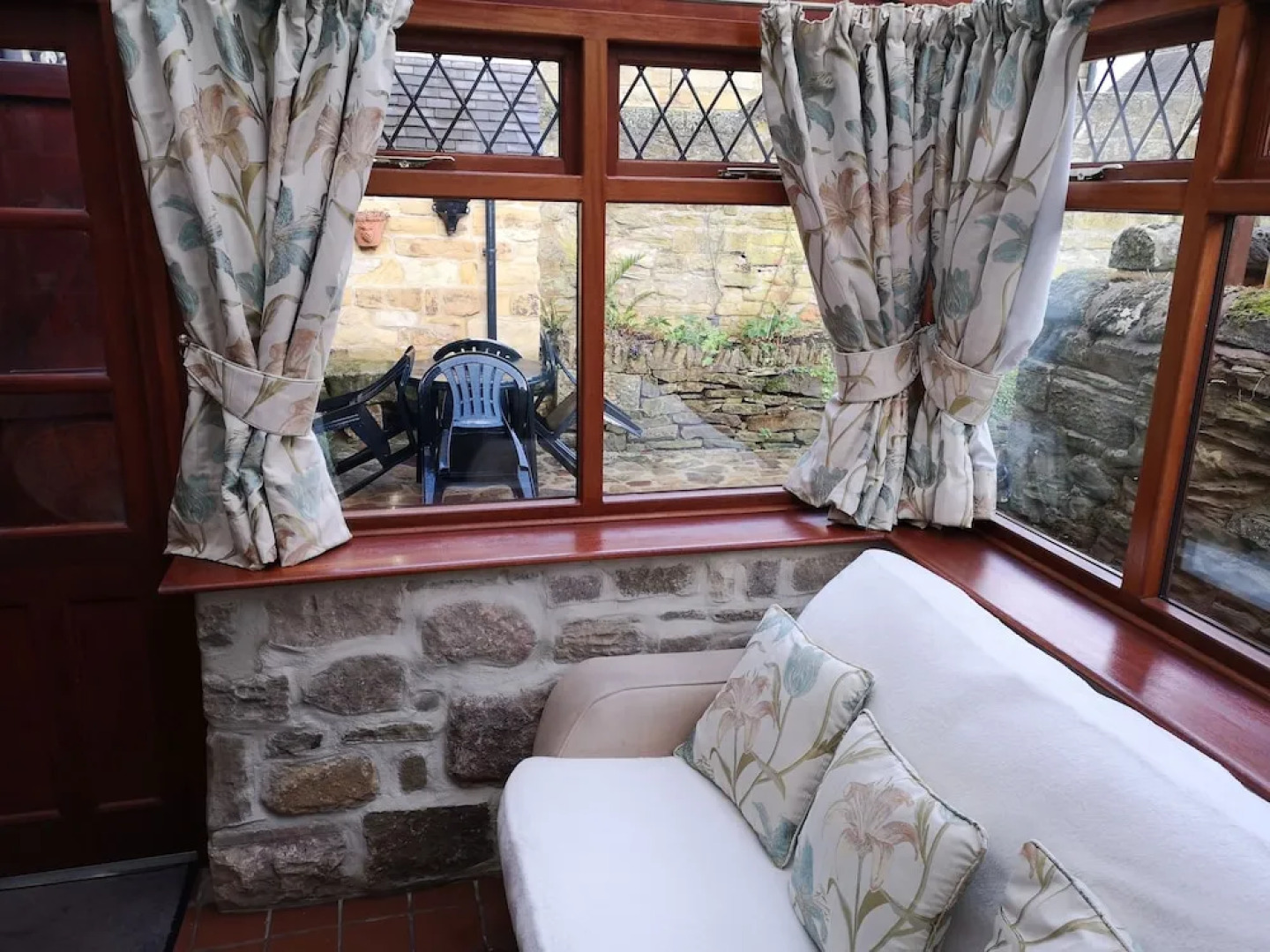 Pathways Holiday Cottage a Delightful 18th Century Stone Cottage in Derbyshire