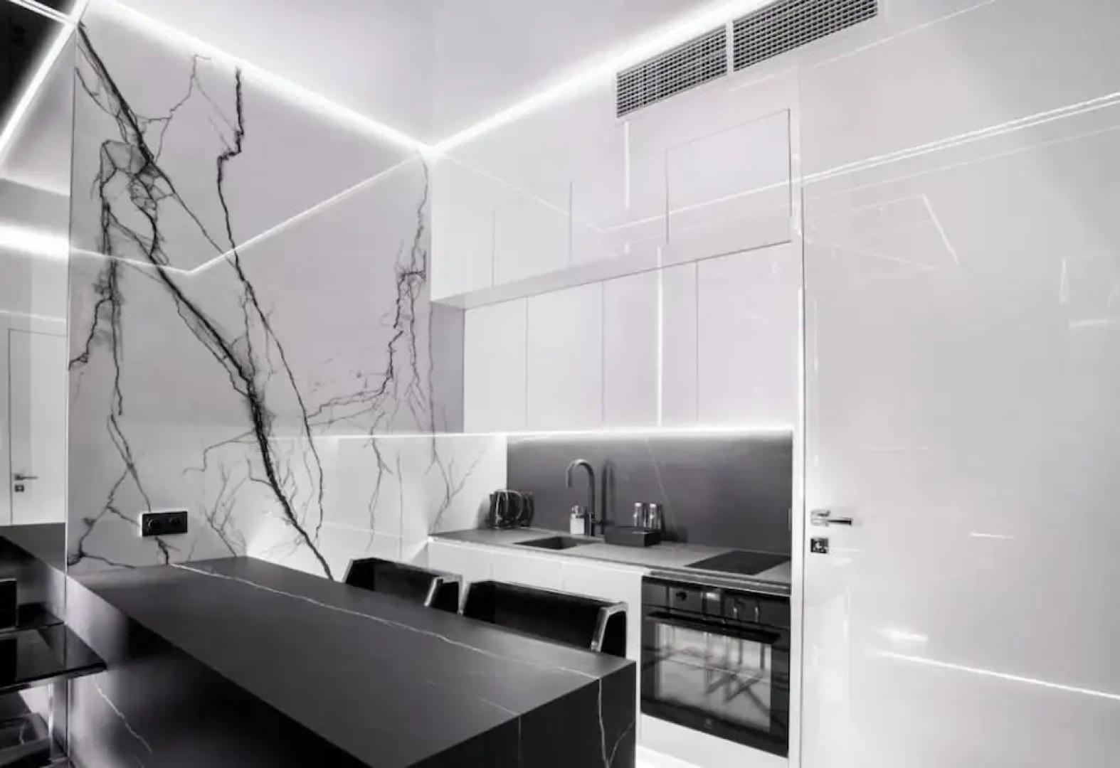 Apartments in Sky Tower with Bathtub near the window