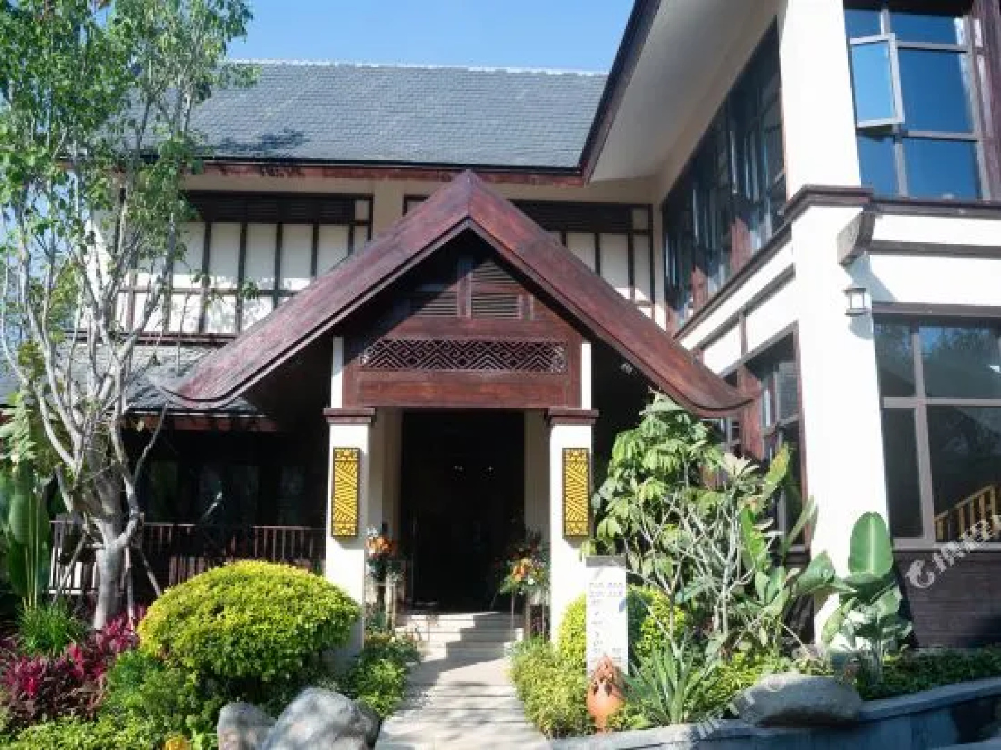Viva Ville Blossom Hill Inn