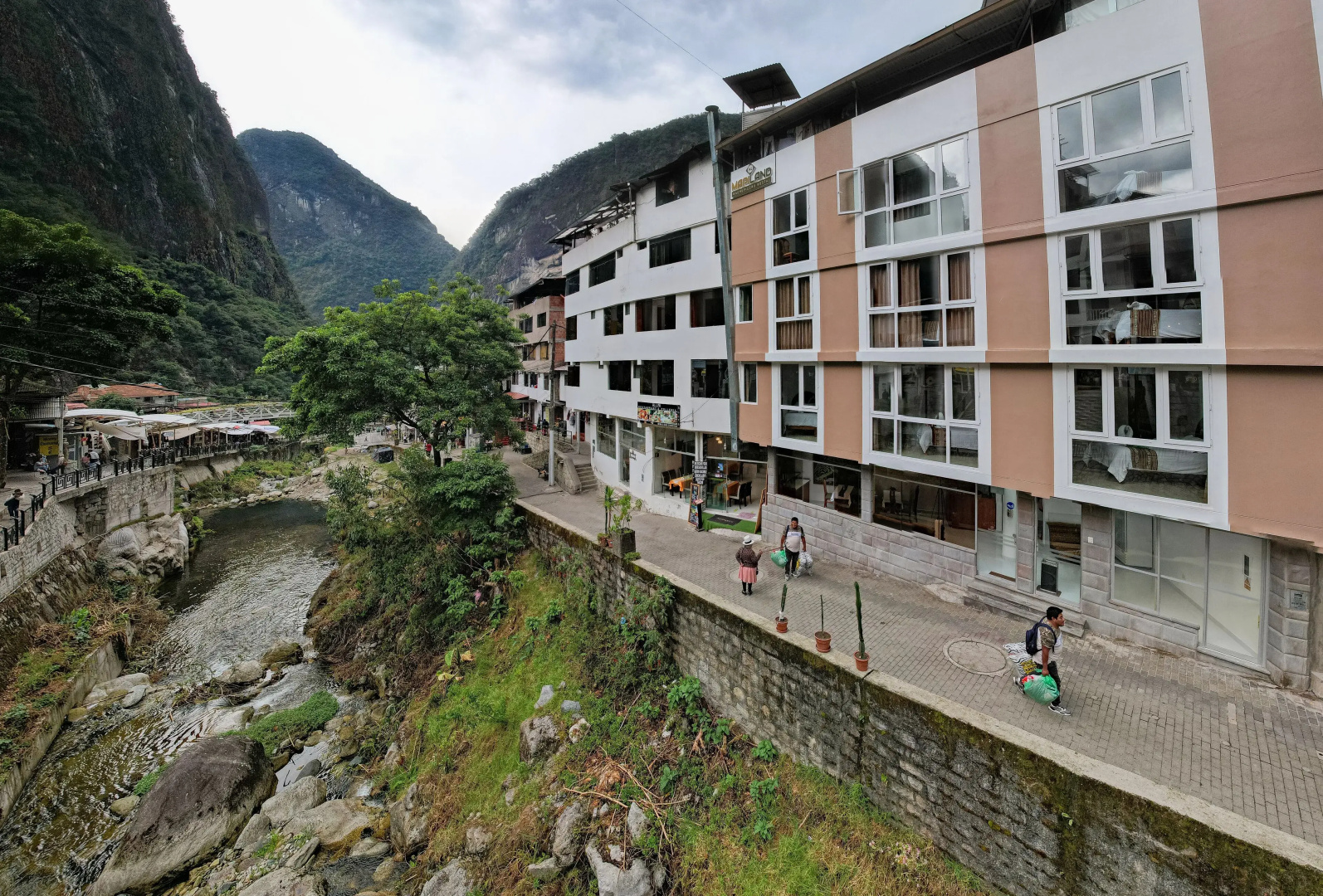 MAPILAND-Hotel Boutique. a unos pasos de la estación de tren y de autobus. Con vista al río y a las montañas
