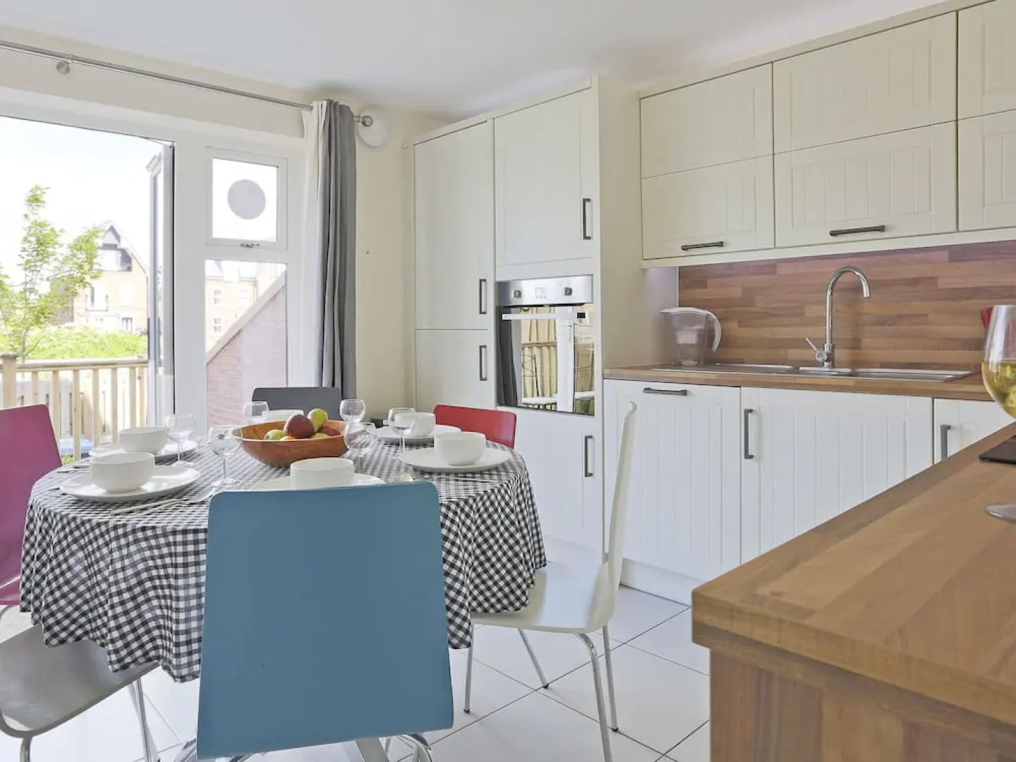 Modernly Furnished Holiday Home With Balcony, Near Felixstowe Beach