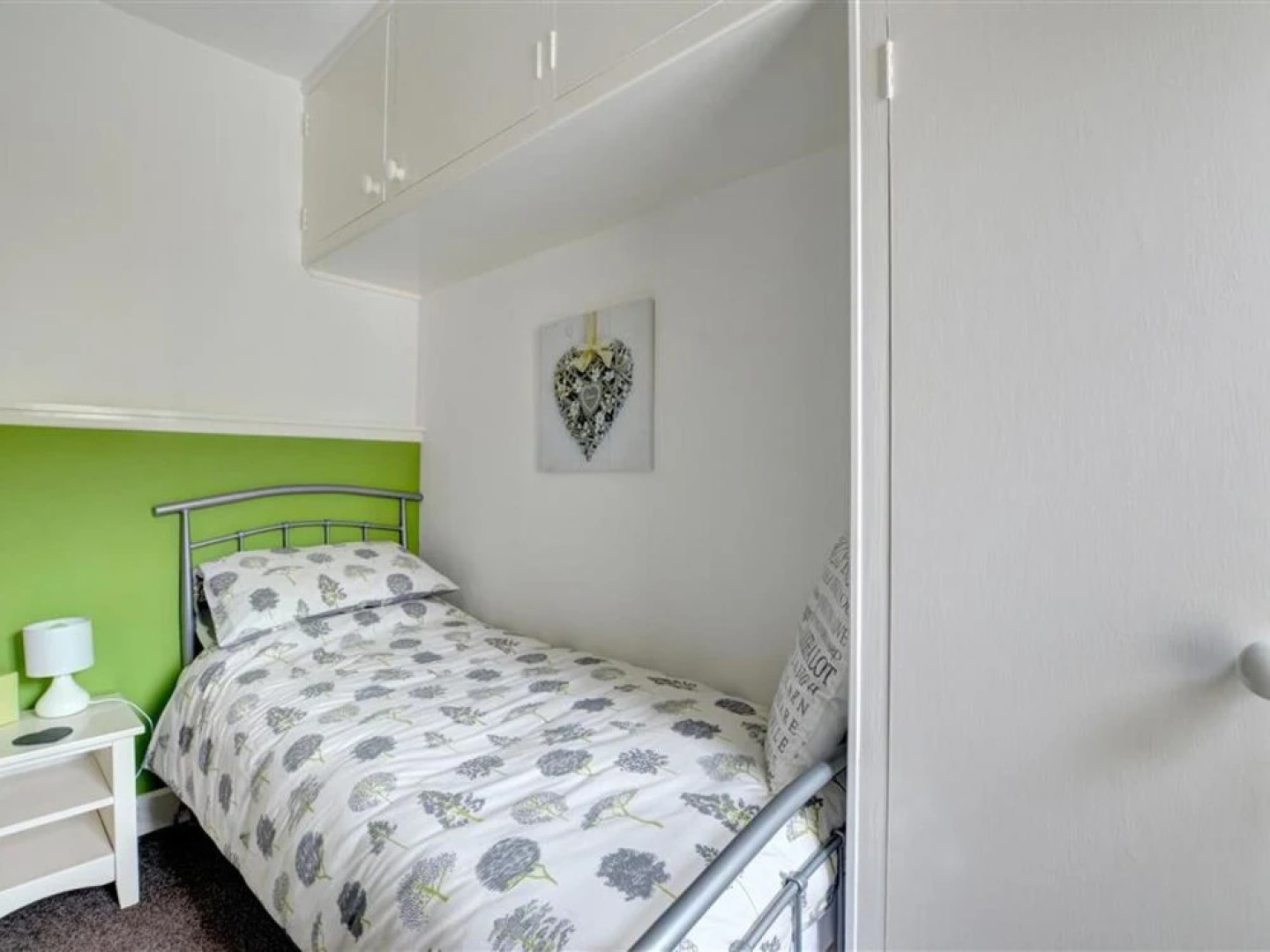 Spacious Holiday Home With Lovely Garden, Ideal Location in South Wales