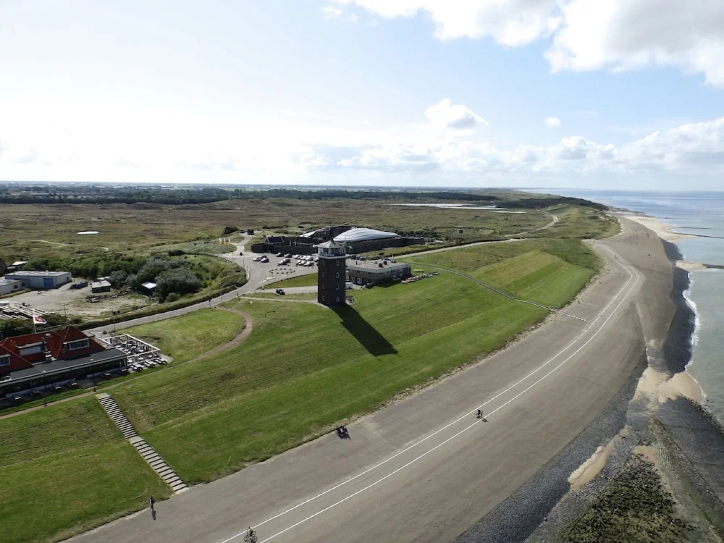 Vintage Holiday Home in Huisduinen near Sea Beach & Center