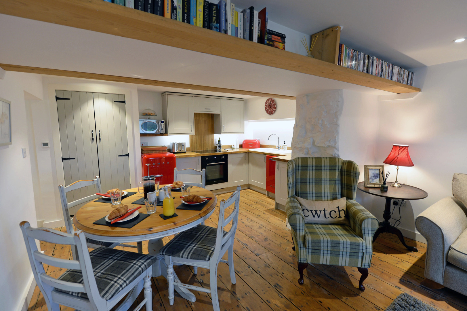 The Cwtch - Luxury Cottage, Sea Views, Pet Friendly