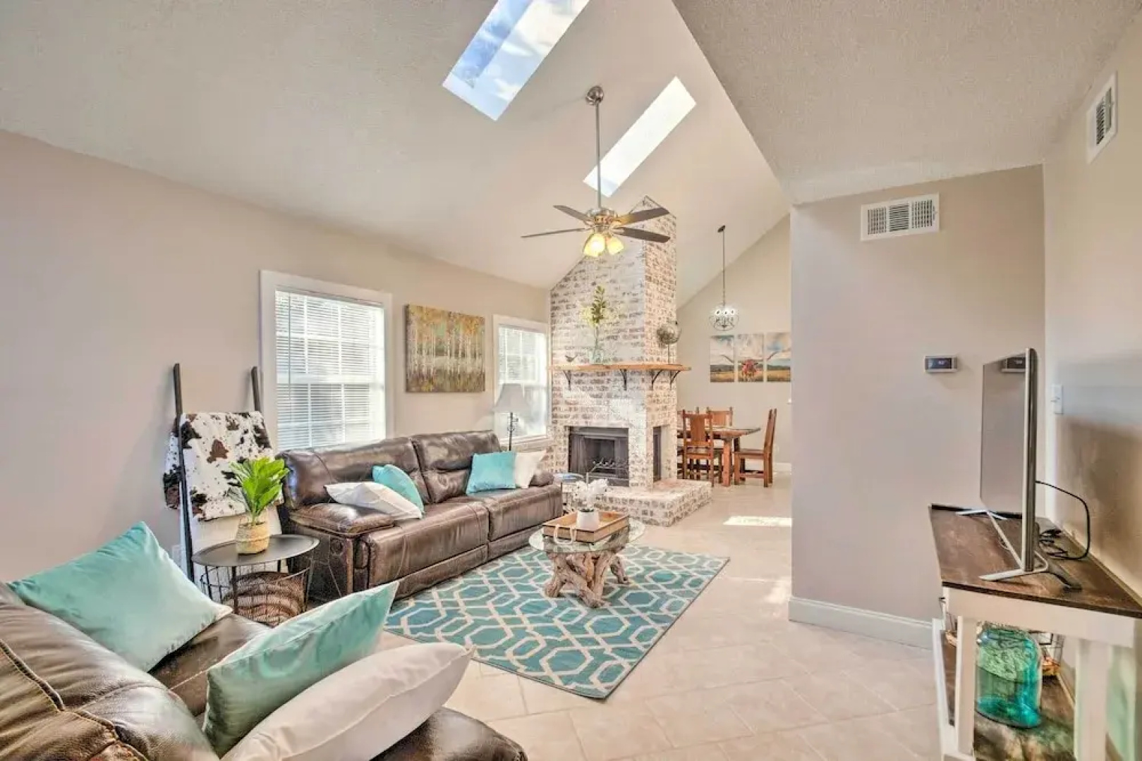 Pet-friendly A-frame Retreat Near Dtwn + Beaches!