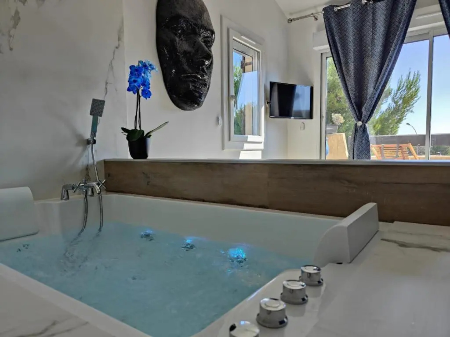 Suites JM - Les Pins Marines - Jacuzzi & Vue Mer