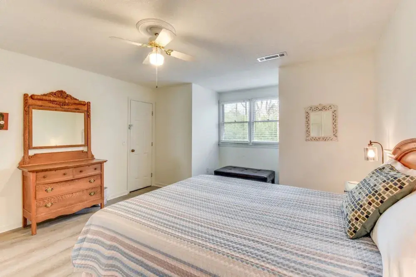 Charming Seneca Home - 3 Mi to Memorial Stadium!